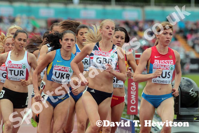 Hannah England (GB) and Ekaterina Magnani (Russia) lead the 1500 metres at the European Athletics Team Championships.
